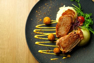 Restoran masasında tavuk yemeği.