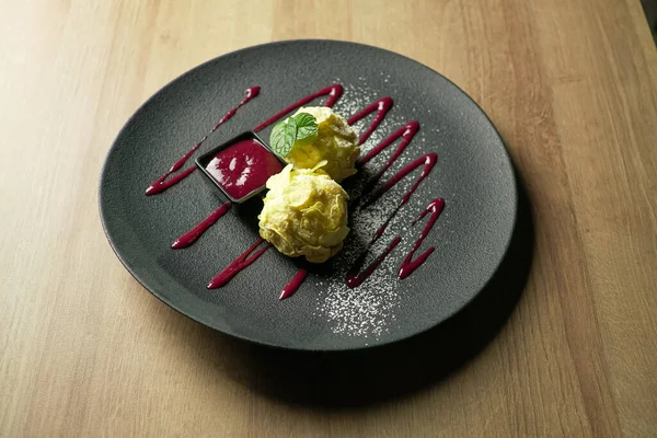 Dessert Sul Tavolo Ristorante — Foto Stock