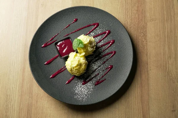 Dessert Sur Une Table Restaurant — Photo