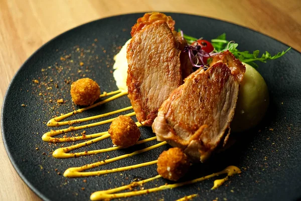 Restoran masasında tavuk yemeği.