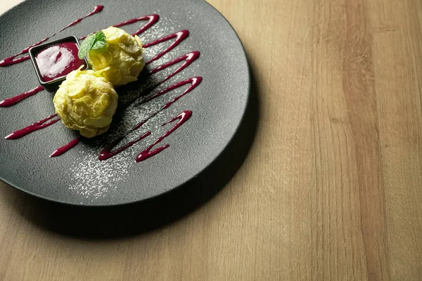 Dessert Sul Tavolo Ristorante — Foto Stock
