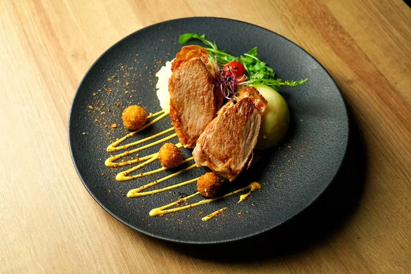 Restoran masasında tavuk yemeği.