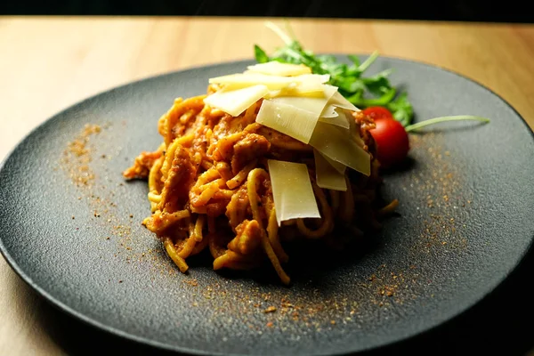 Restoran masasında makarna.