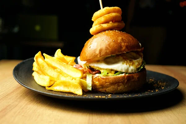 Restoran masasında hamburger ve patates kızartması.