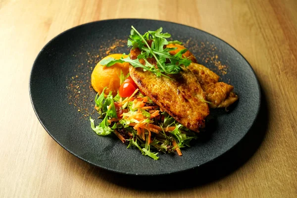 Restoran masasında tavuk yemeği.