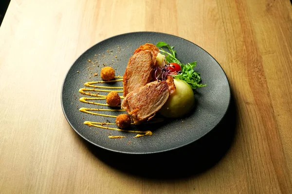 Csirkés Étel Egy Éttermi Asztalon — Stock Fotó
