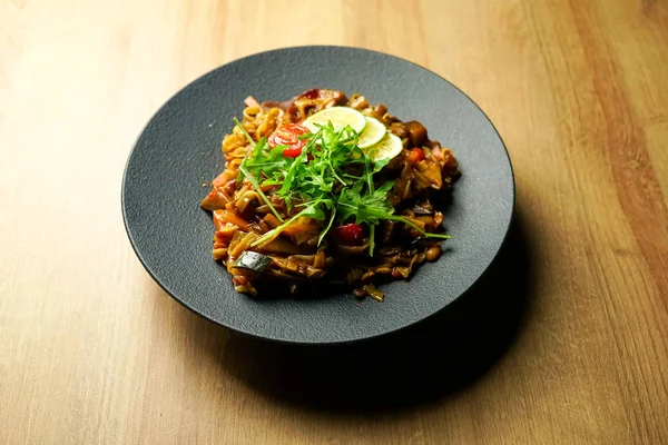 Restoranda ana yemek.