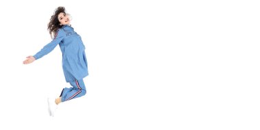 Mutluluk, özgürlük, hareket ve insanlar konsepti - gülümseyen genç kadın beyaz arka planda havaya atlıyor