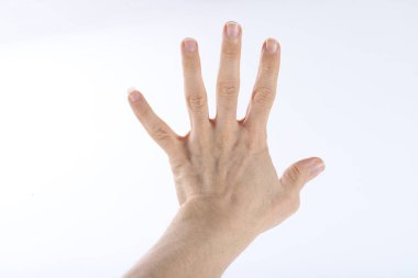 Beyaz arkaplanda sıfırdan beşe kadar sayan erkek eller izole edildi