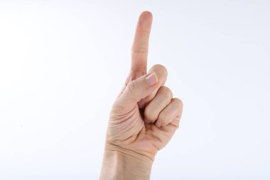 Beyaz arkaplanda sıfırdan beşe kadar sayan erkek eller izole edildi