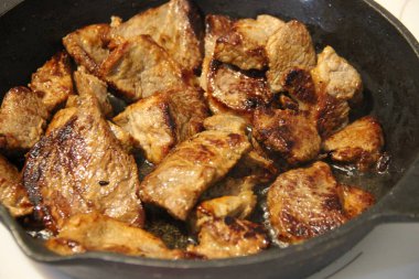 Kızartma tavasında dana eti.