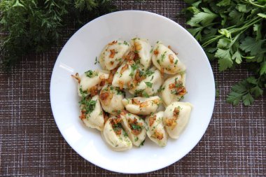 Patates ve kızarmış soğanlı ev yapımı hamur tatlısı.