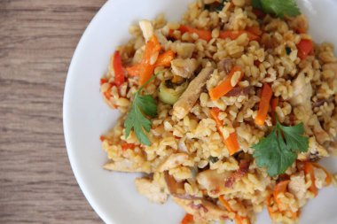 Tavuk ve sebzeli bulgur.