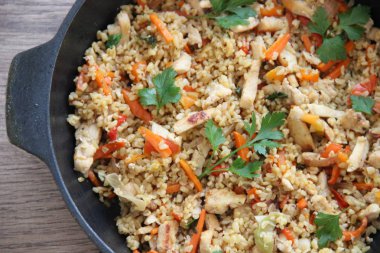 Tavuk ve sebzeli bulgur.