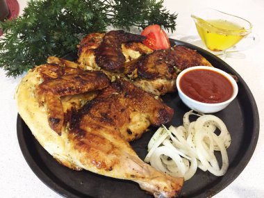 Domates soslu kızarmış tütün tavuğu.