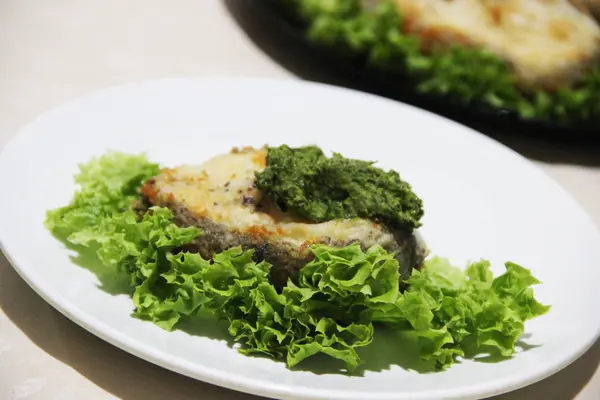 Pescado Macrurus Parrilla Hoja Lechuga Fresca Con Salsa Pesto — Foto de Stock