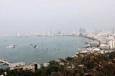 Metnin, ekranın, koruyucun için arka plan, şehrin ve körfez okyanusunun görüntüsüne sahip duvar kağıdı her zaman gemiler