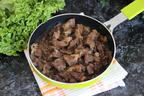 Küçük parçalar halinde haşlanmış et ve küçük yeşil tavada soğan.