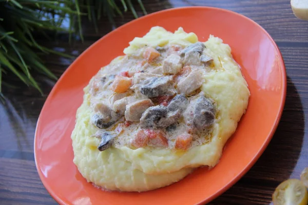 Puré Patatas Pollo Fricassee Con Verduras Champiñones Plato Naranja — Foto de Stock