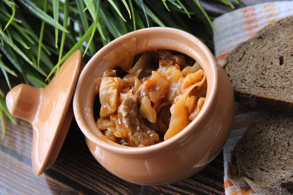 Lobio Repolho Com Carne Pote Barro Uma Mesa Madeira Com — Fotografia de Stock