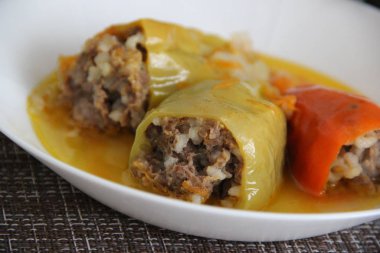 Doldurulmuş dolma dolma biber, kıyma ve pirinç, beyaz tabakta.