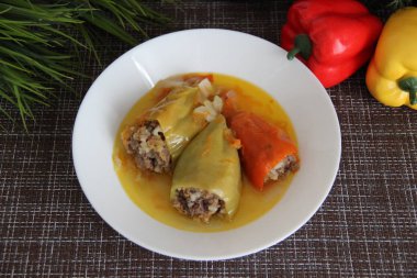 Doldurulmuş dolma dolma biber, kıyma ve pirinç, beyaz tabakta.