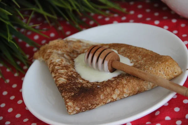 Russische Hausgemachte Pfannkuchen Mit Tee Auf Einem Holztisch — Stockfoto