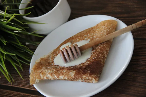 Russische Hausgemachte Pfannkuchen Mit Tee Auf Einem Holztisch — Stockfoto