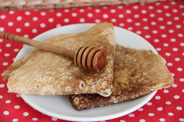 Hembakade Pannkakor Med Honung Och Trähonungssked Till Vänster Ett Vitt — Stockfoto