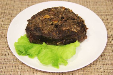 Bir parça eti domates sosuyla kes.