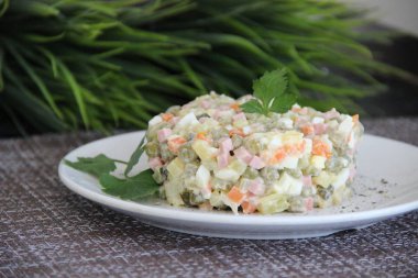 Sosisli ve bezelyeli salata Olivier.