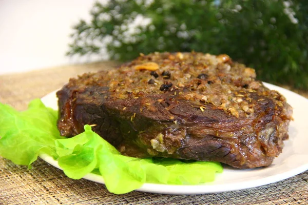 Отрезать Кусок Мяса Томатным Соусом — стоковое фото