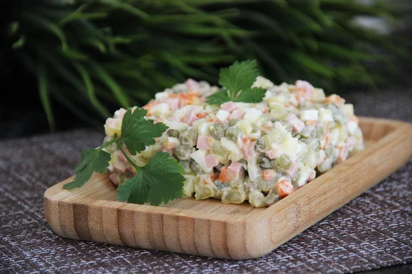 Ensalada Olivier Con Salchichas Guisantes Plato — Foto de Stock