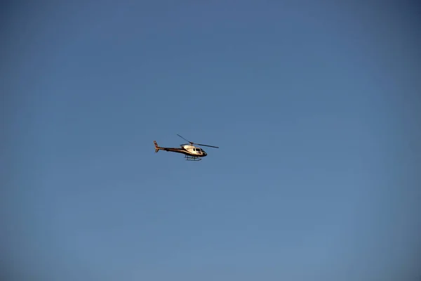 Ein Hubschrauber Fliegt Der Ferne Den Klaren Blauen Himmel — Stockfoto