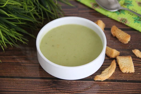 Grüne Sahne Brokkoli Suppe Mit Sahne Einem Weißen Teller Auf — Stockfoto