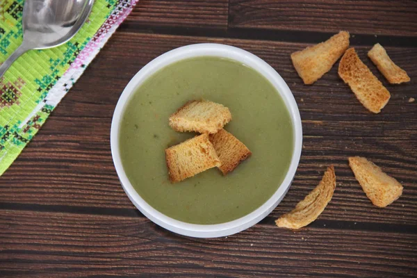 Grüne Creme Brokkoli Suppe Mit Sahne Und Croutons Einer Weißen — Stockfoto