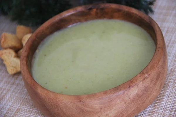 Spinatsuppe Einer Runden Holzschale Auf Hellem Hintergrund Mit Crackern — Stockfoto