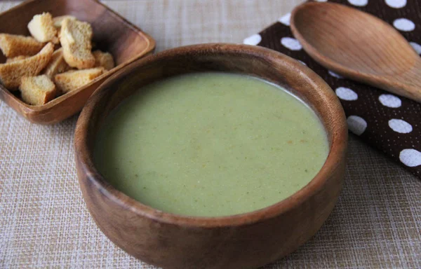 Spinatsuppe Einer Runden Holzschale Auf Hellem Hintergrund Mit Crackern — Stockfoto