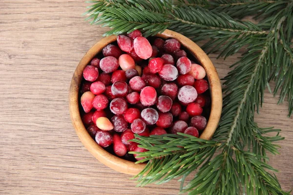 Cranberries Een Houten Ronde Beker Met Sparren Takken Een Houten — Stockfoto