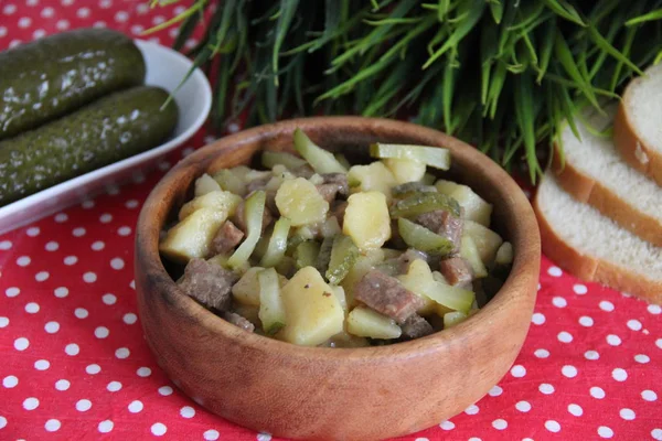 Азу Татарском Мясо Картошкой Огурцами Деревянной Чашке Тёмном Столе — стоковое фото