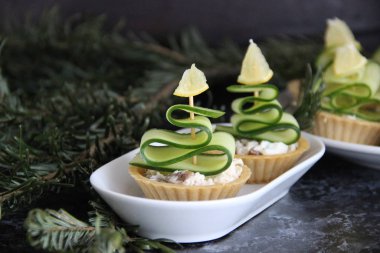 Noel çörekleri et, mantar, mayonez ve Noel ağacı şeklinde salatalık.