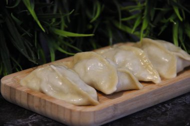 Tahta tabakta ev yapımı manta vatozları.