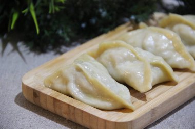 Tahta tabakta ev yapımı manta vatozları.