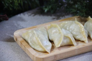 Tahta tabakta ev yapımı manta vatozları.