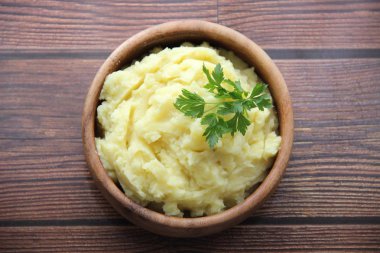Tahta bir masada maydanozla patates püresi, üst manzara.