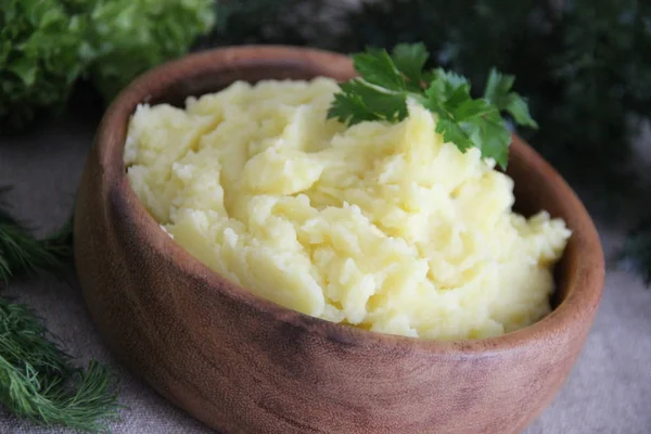 Puré Papas Con Una Ramita Perejil Una Taza Madera Sobre — Foto de Stock