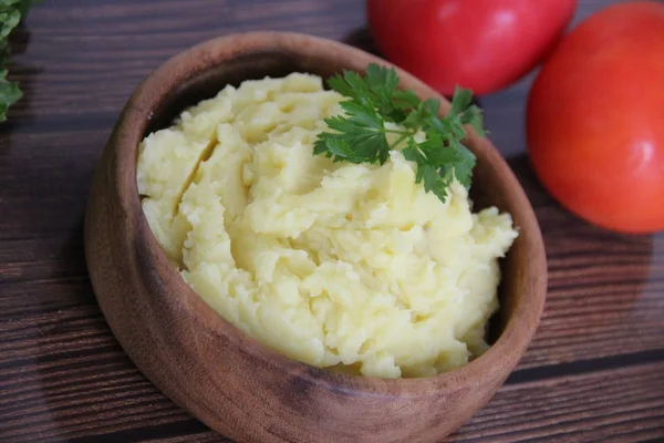 Puré Papas Una Taza Madera Sobre Fondo Hierbas Frescas Tomates — Foto de Stock