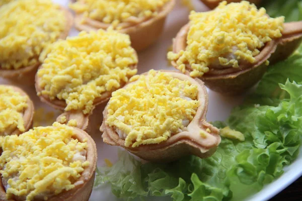 Aptitretare Tartlets Med Fyllning Korgar Med Torsklever Ägg Och Ost — Stockfoto