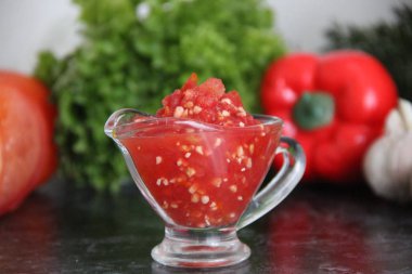 Domatesler, yabanturpu, sarımsak ve sebzelerden oluşan Rus acı soslu 