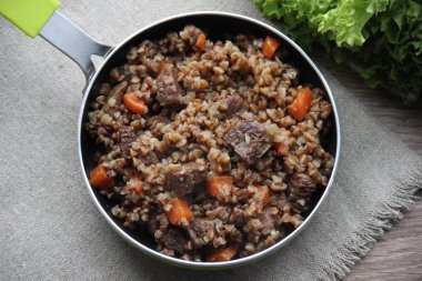 Çuval bezi üzerinde et ve sebzeli (karabuğday tüccarı) karabuğday.